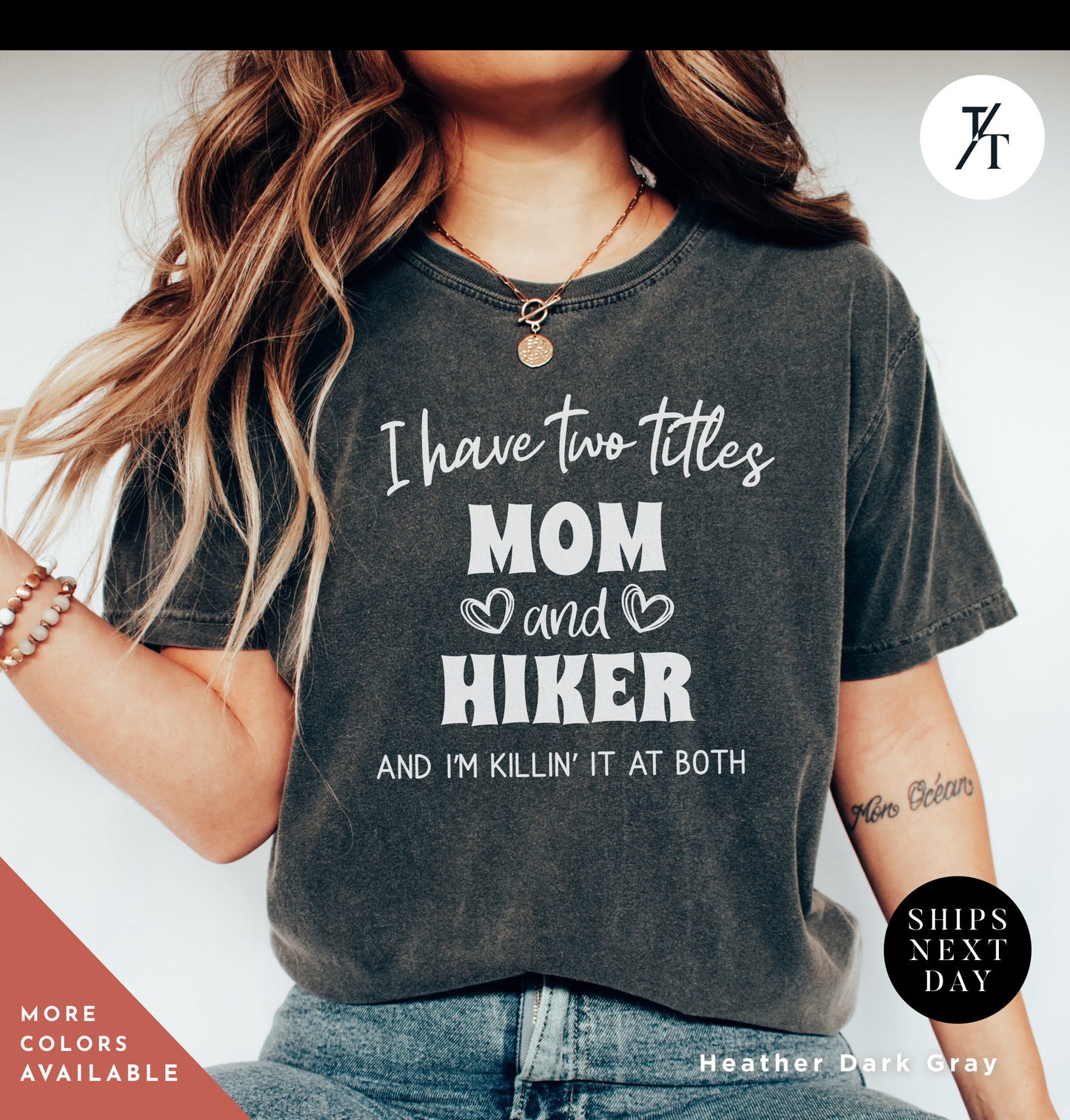 a woman wearing a t - shirt that says i have too many moms and